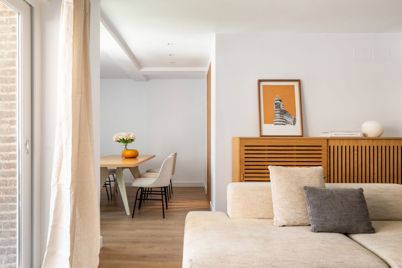 Home Staging en Calle Sirio por Amuebla con muebles de alquiler