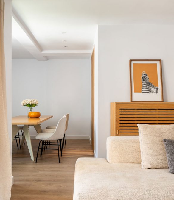 Home Staging en Calle Sirio por Amuebla con muebles de alquiler