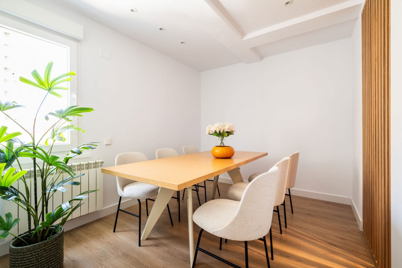 Home Staging en Calle Sirio por Amuebla con muebles de alquiler