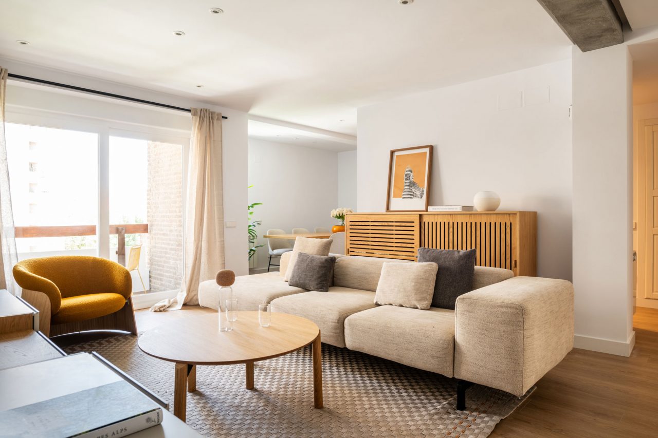 Home Staging en Calle Sirio por Amuebla con muebles de alquiler