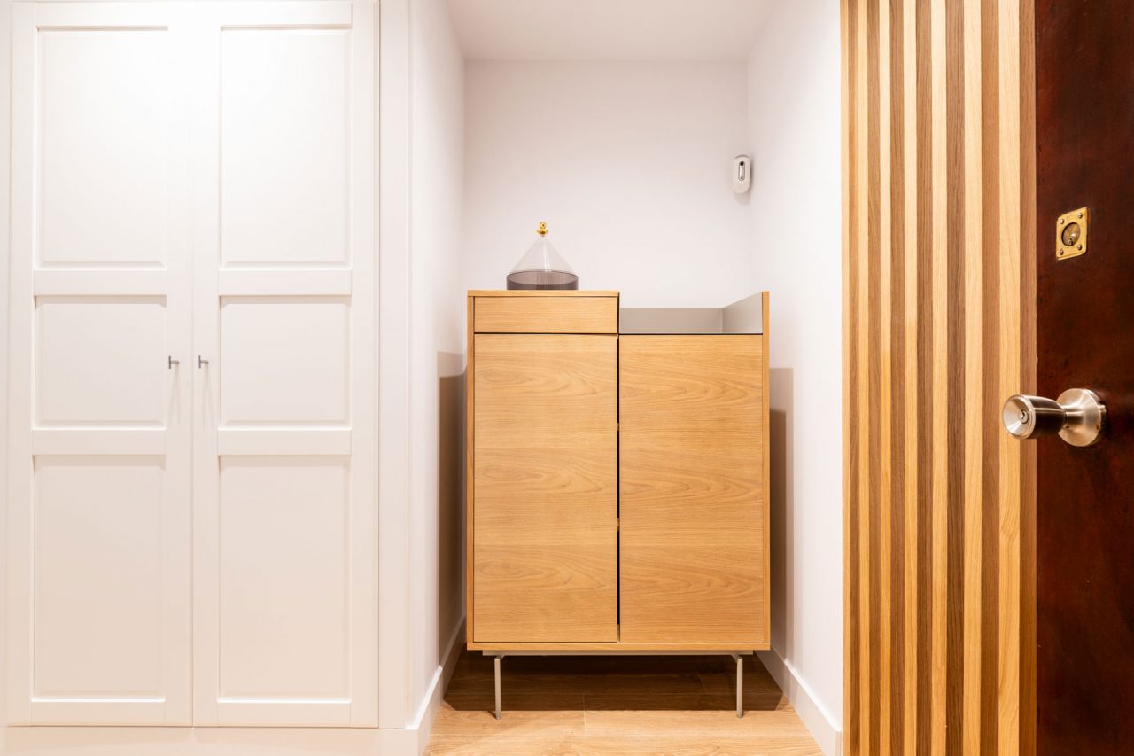 Home Staging en Calle Sirio por Amuebla con muebles de alquiler