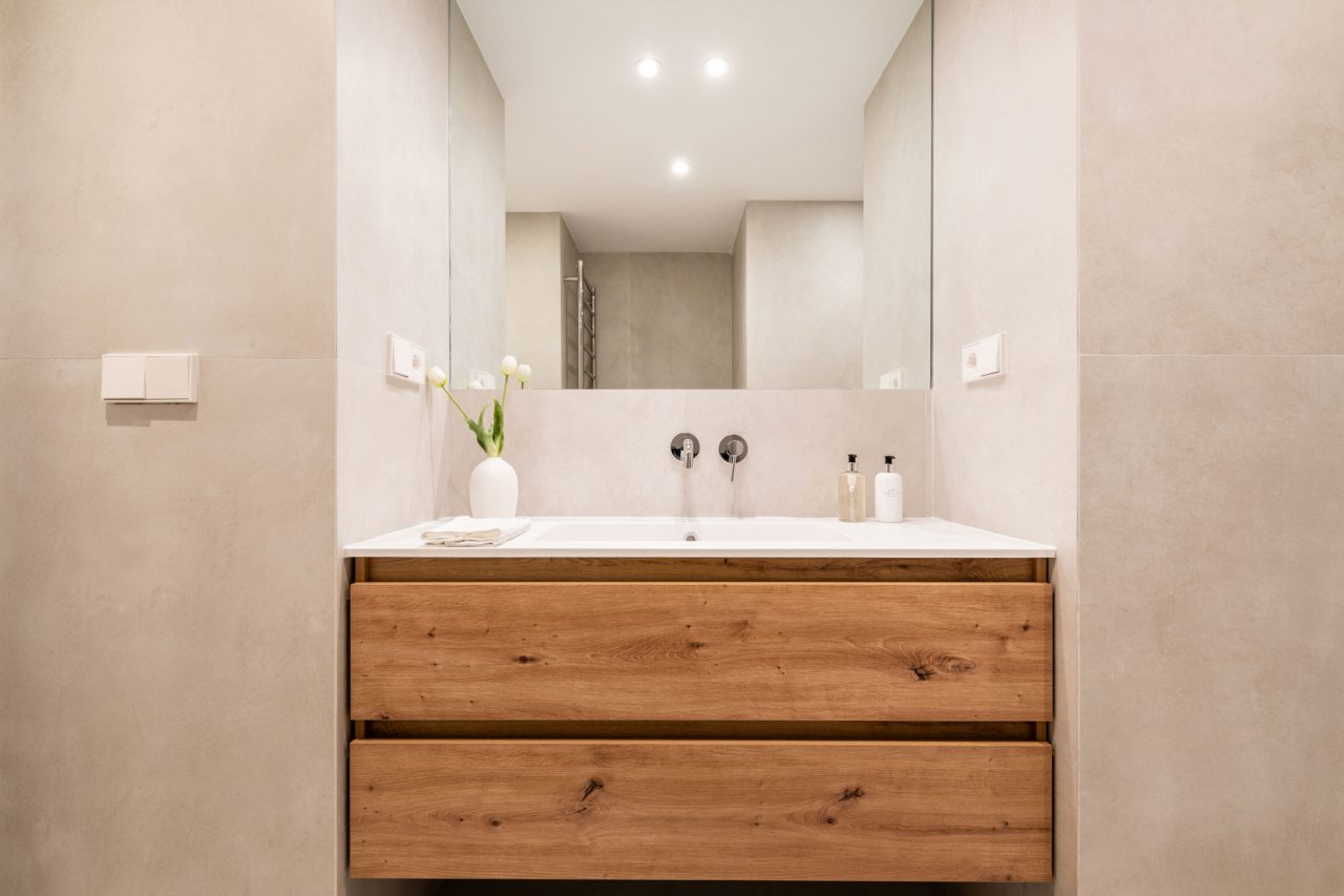 Home Staging en Calle Sirio por Amuebla con muebles de alquiler
