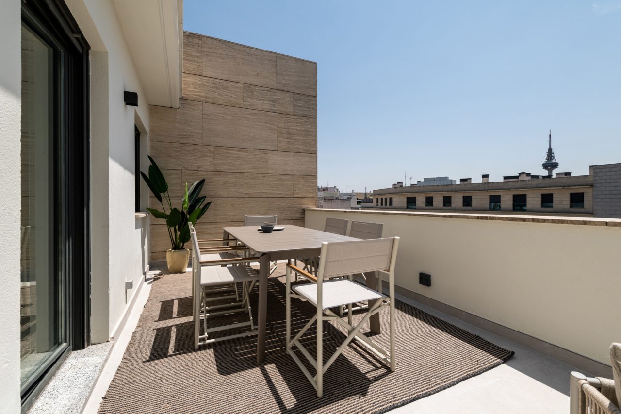 Mesa comedor izola de Kavehome en Amueblarent para alquilar